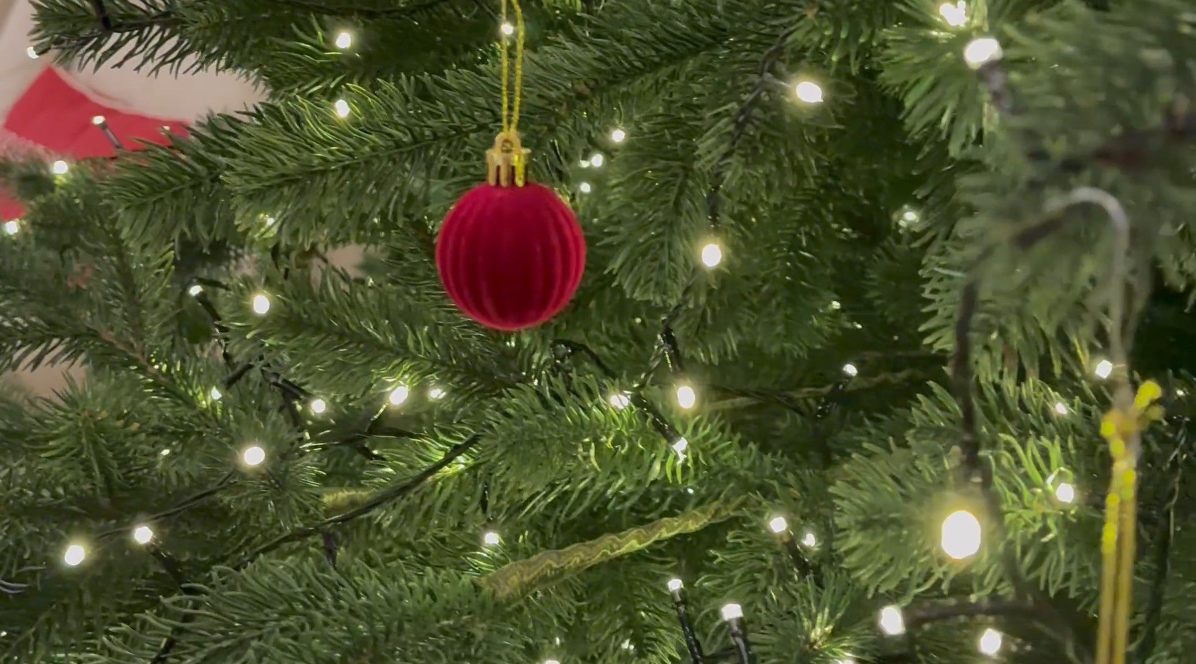 Fényfüzérrel díszített EternaPine fenyő